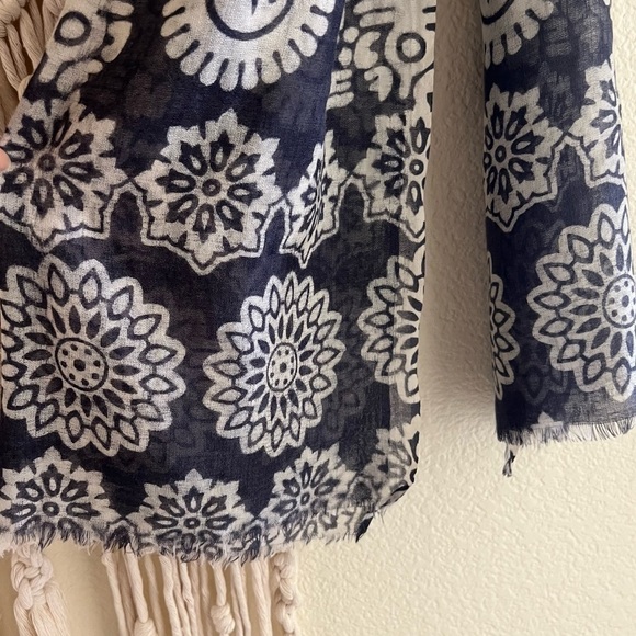 Wool Scarf Medallion Print - Picture 5 of 6